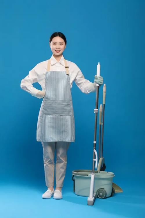 镜头下的温度与专业 家政服务女性人物摄影中的拖地保洁之美