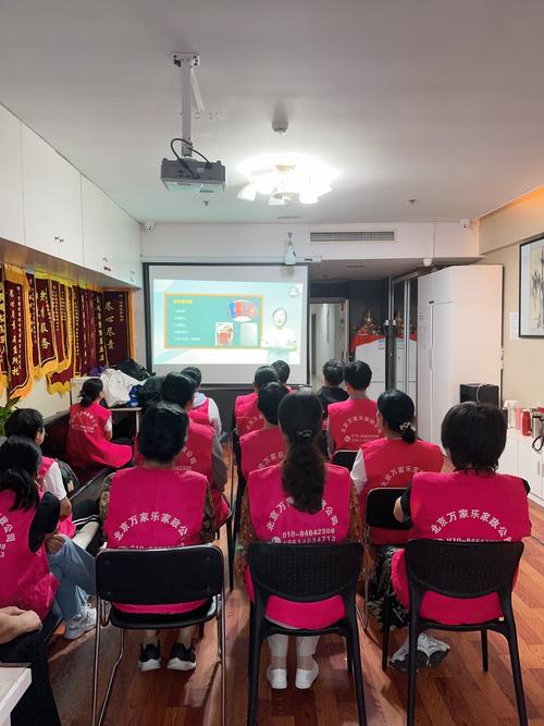 保姆照顾老人,推荐一家正规且口碑好的家政公司,北京万家乐家政服务